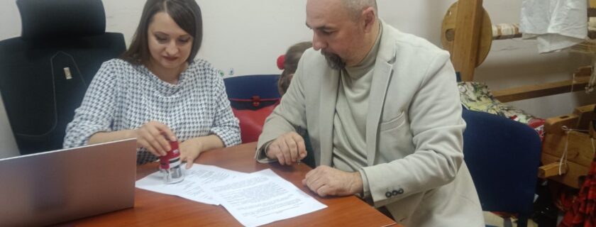 Меморандум та договір про співпрацю підписали директор Івано-Франківського центру професійно-технічної освіти та голова ГО “Об’єднані любов’ю”