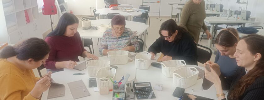 Виконання з’єднувальних, крайових та декоративних ручних швів тренували на занятті в Івано-Франківському ЦПТО ДСЗ слухачки освітньої програми “Технологія виготовлення спідниці”.