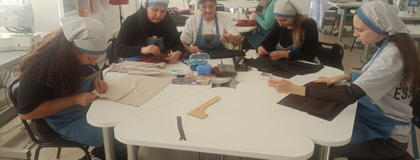 Слухачки освітньої програми “Технологія виготовлення спідниці” уже на завершальному етапі створення свого першого виробу – прямої спідниці.